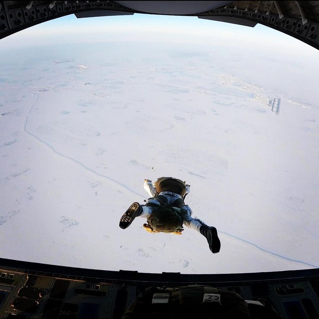 goarmy956's tweet image. Green Berets conducted an exercise above the Arctic Circle to validate techniques to fight, and win in extreme 🥶 weather conditions.This included Military Free Fall Operations and Rapid Insertion tactics. TEXT ME📲 for more info on what it takes to join the 🇺🇸 Army! 956-357-6397