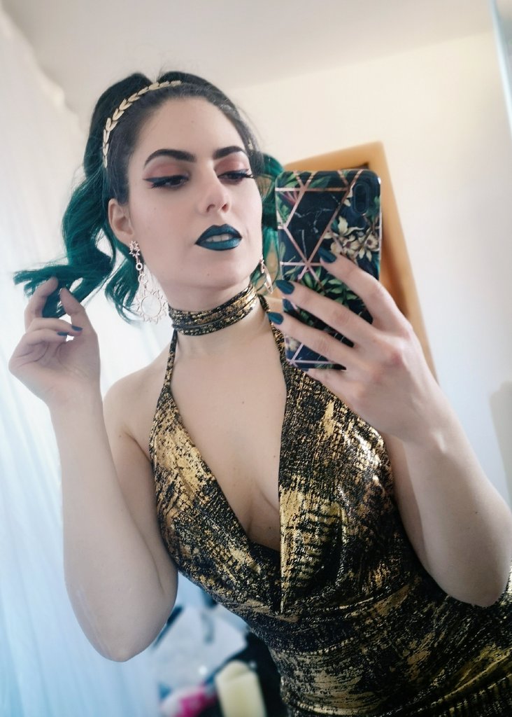 ThatWeeWitch1's tweet photo. It is time for me to be treated like the goddess I am 👑😌 I feel so good wearing all this gold. https://t.co/6mTTr4xX2V