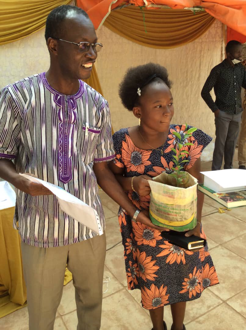 greenafricabf's tweet photo. « La planète terre est notre berceau commun, préservons - la contre toutes formes d’agressions anthropiques », telle est la note d’espoir véhiculée par les lauréats lors de la cérémonie de remise des prix tenue ce samedi 26 avril 2021.
#EnsemblepouruneAfriqueverte #ecoecole https://t.co/Fq5NDvDfOl