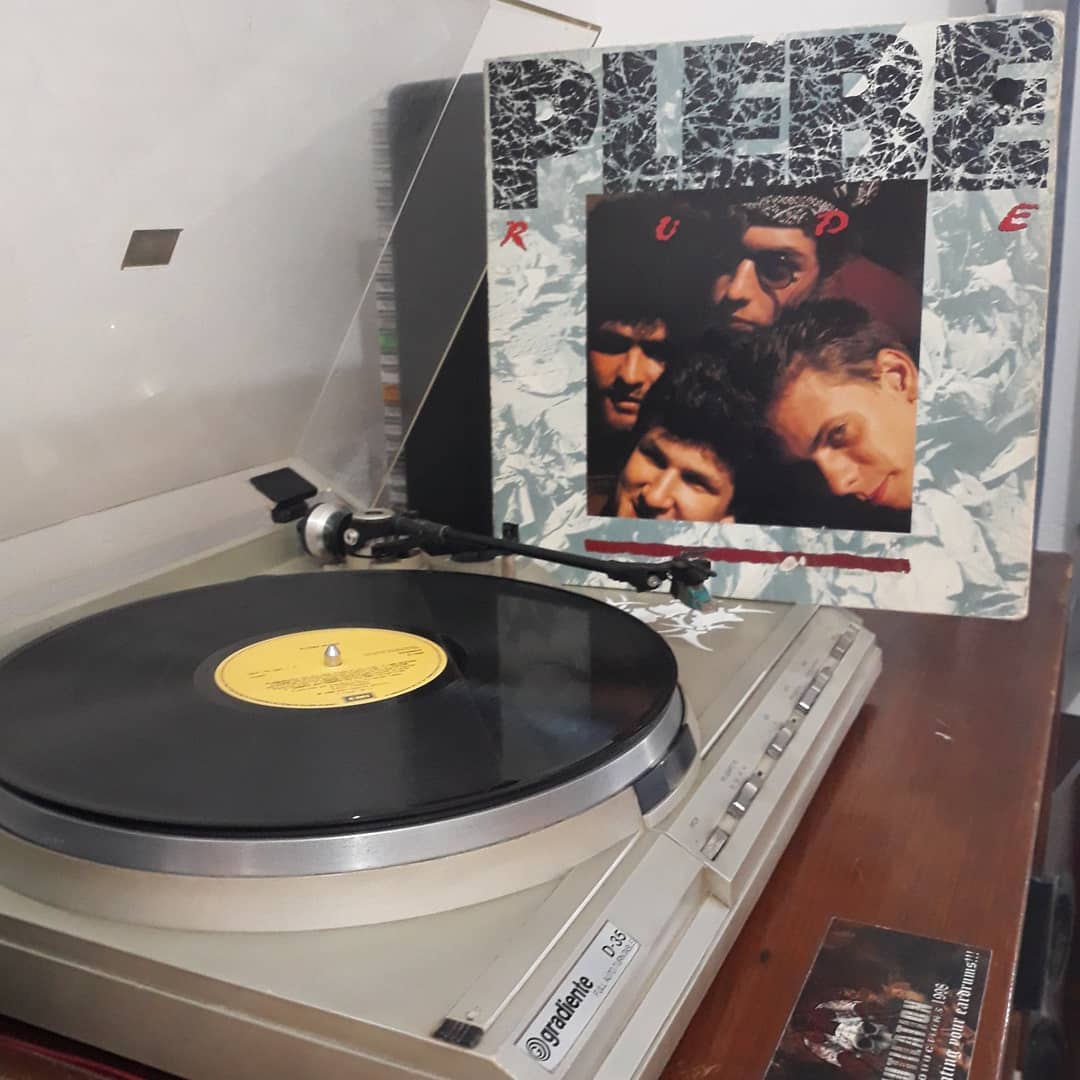 RogerioRocker's tweet photo. Há 1 ano
Plebe Rude III #vinil #emi #emiodeon #fonobrás #luxo #tambémemcassete #vinyl #vinylpost #vinylcollection #vinylcollector #discoécultura #lps #longplays #discocollection #turnetable #tocadiscos #gradiente #d35 #gs11 #museudovinil https://t.co/kjmxdXpKL9