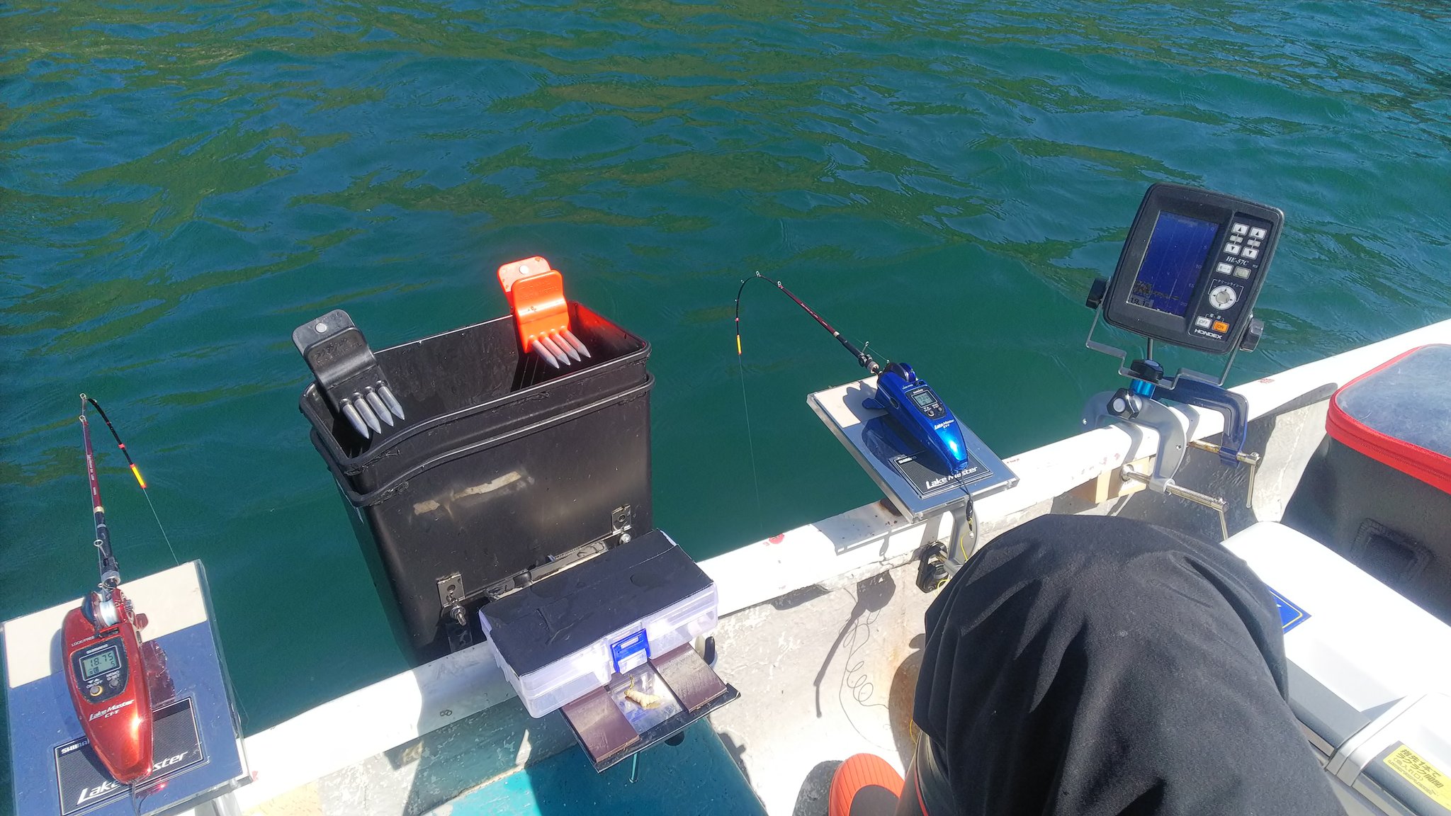 鮎師ふじぼー 時々農家 4月26日今シーズン23回目のワカサギ釣りは西湖白根ボートさん 穂先がレイクマスターl03r 仕掛けは時短 時短誘々6本 釣果は3匹とヒメマス1匹と大満足 強風の中ポイント転々としてオール漕ぎまくったから大胸筋が 鮎師ふじぼー 時々農家 4月26日今シーズン23回目のワカサギ釣りは西湖白根ボートさん 穂先がレイクマスターl03r 仕掛けは時短 時短誘々6本 釣果は3匹とヒメマス1匹と大満足 強風の中ポイント転々としてオール漕ぎまくったから大胸筋が