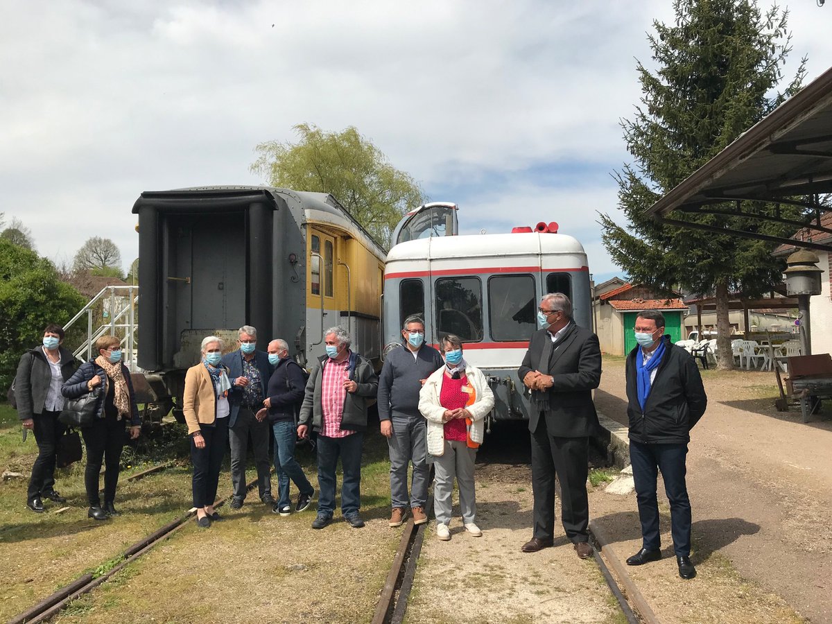 Sauvadet's tweet photo. Je suis allé ce matin avec Denis Thomas, la maire de Semur-en-Auxois et l’association @ACTA_asso à la rencontre des bénévoles du #train touristique de l’#Yonne à #Toucy. 

Ces trains sont un #patrimoine que nous avons en partage et qu’il faut faire vivre ! https://t.co/FtrOA4xxYj