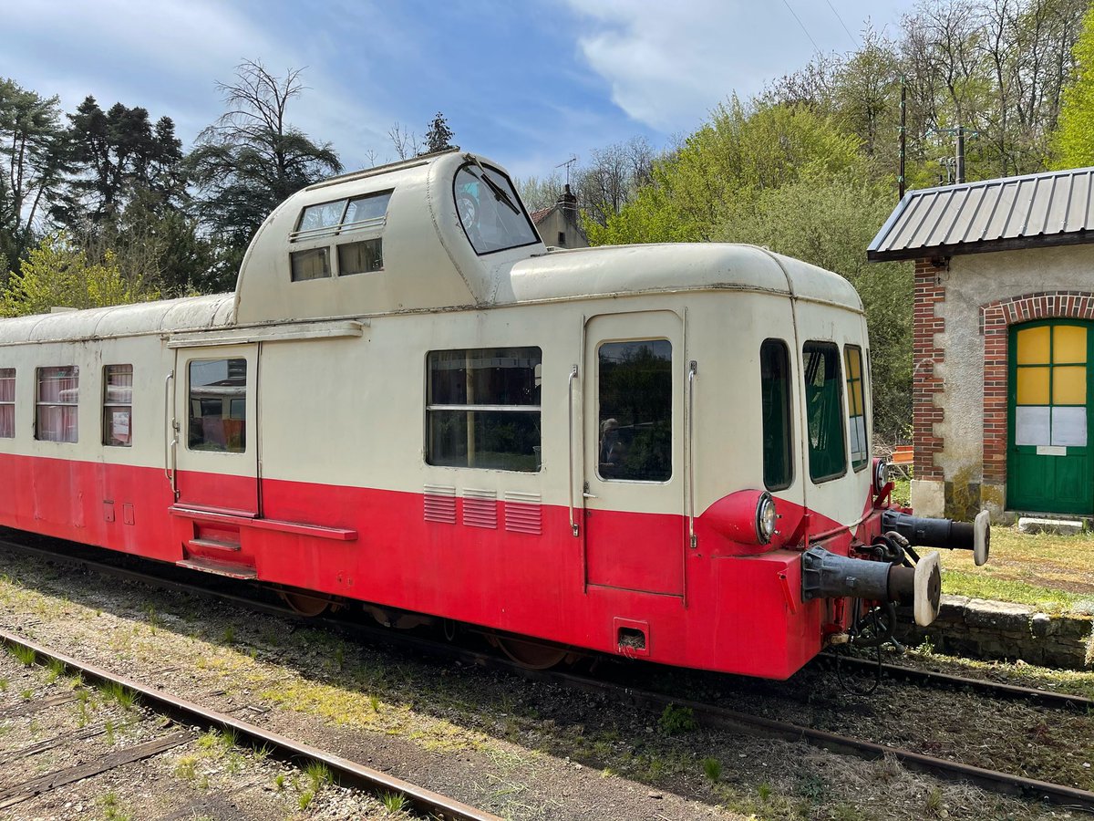 Sauvadet's tweet photo. Je suis allé ce matin avec Denis Thomas, la maire de Semur-en-Auxois et l’association @ACTA_asso à la rencontre des bénévoles du #train touristique de l’#Yonne à #Toucy. 

Ces trains sont un #patrimoine que nous avons en partage et qu’il faut faire vivre ! https://t.co/FtrOA4xxYj