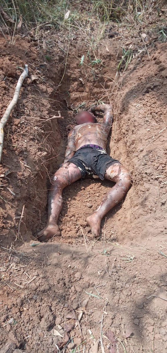 * WARNING: graphic photos.

Two pictures: the bodies of two villagers killed by Burma Army.

See full report: freeburmarangers.org/2021/04/21/bur…
