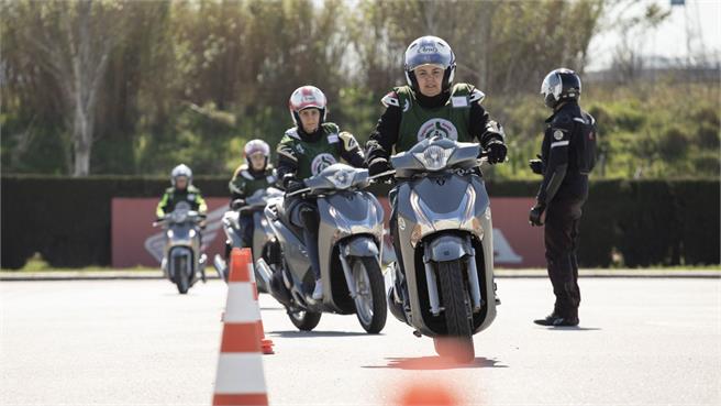 La DGT podría aplicar cambios para sacarse el carnet de moto. Consulta el artículo completo aquí 👇🏽

motos.coches.net/noticias/cambi…