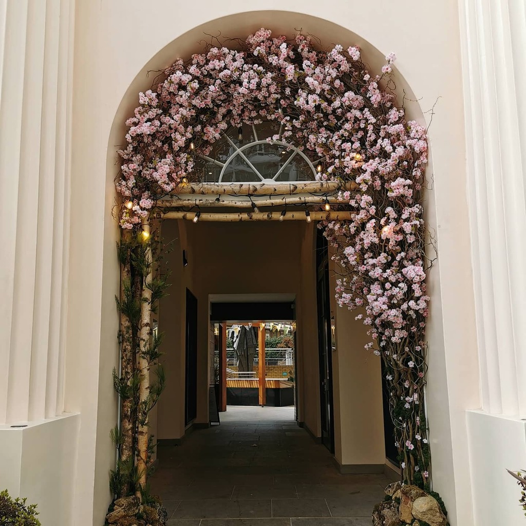 Beautiful flower arch by @neillstrain 

#facade #facadedesign #flowerarch #flowerarrangements #flowerfacade #floralist #florialdesign #floristry #CafekitsuneLondon #CafeKitsune instagr.am/p/COIN1GzHTF2/