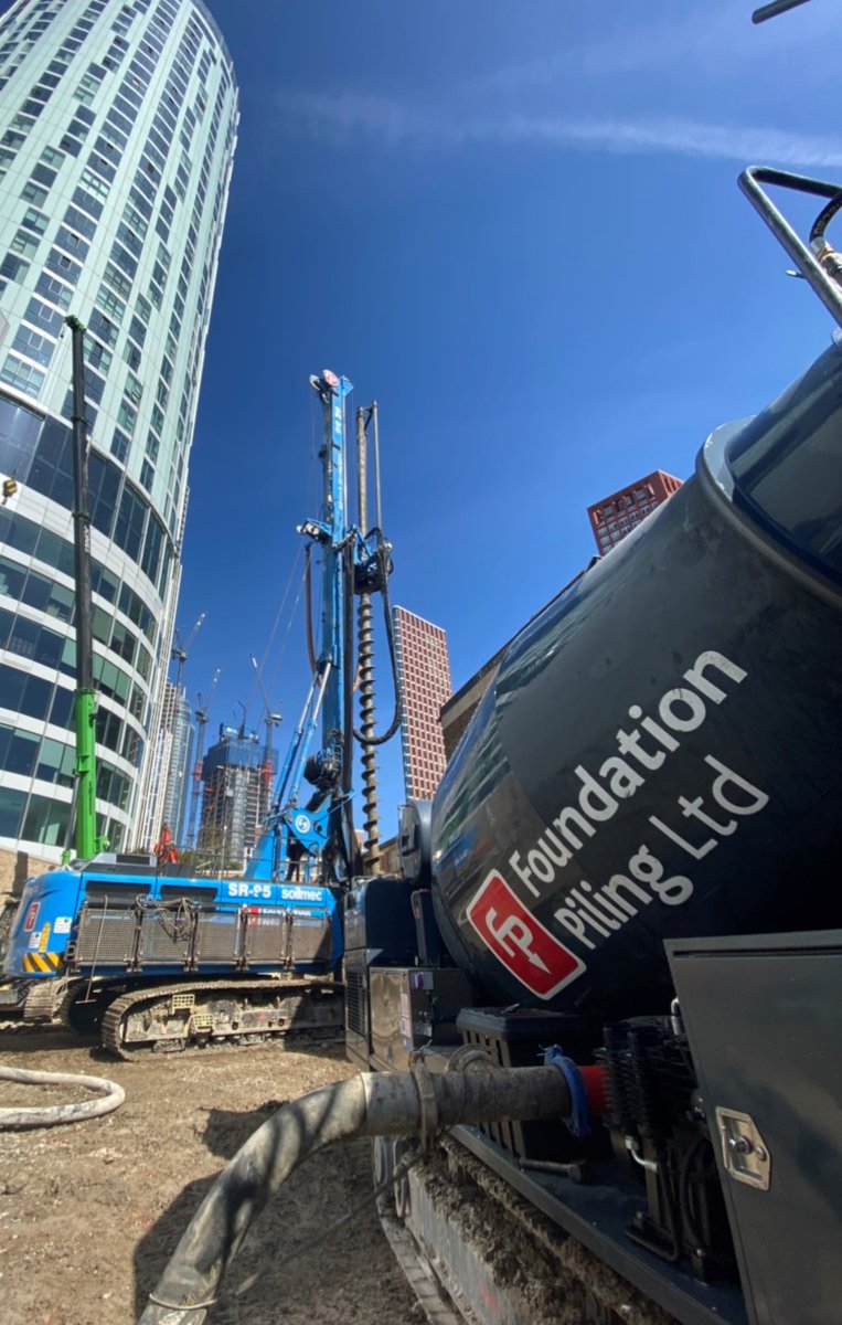#SR95 drilling rig working alongside the #Mecbo P7.90 concrete pump &amp; agitator in London for <a href="/FPL_Piling/">Foundation Piling</a> 
#soilmec #CFA #concretepump #drillingrig
