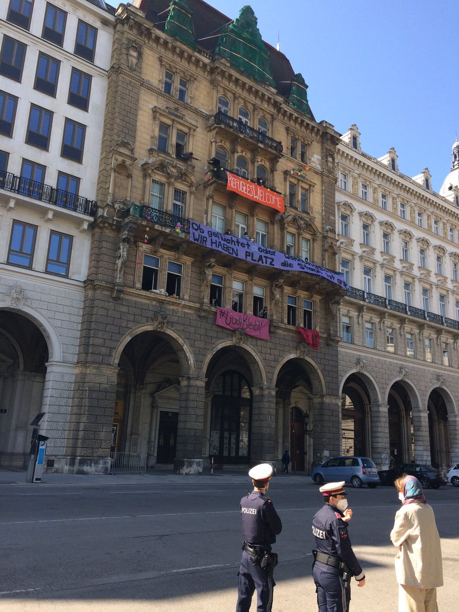 stopdep's tweet photo. 1519 An der Fassade wehen Luftballons gegen den Leerstand! Bisher wenig Polizei und viel Presse vor Ort. #w2604 #gudibleibt #platzfüralle https://t.co/iNvimE7JdM