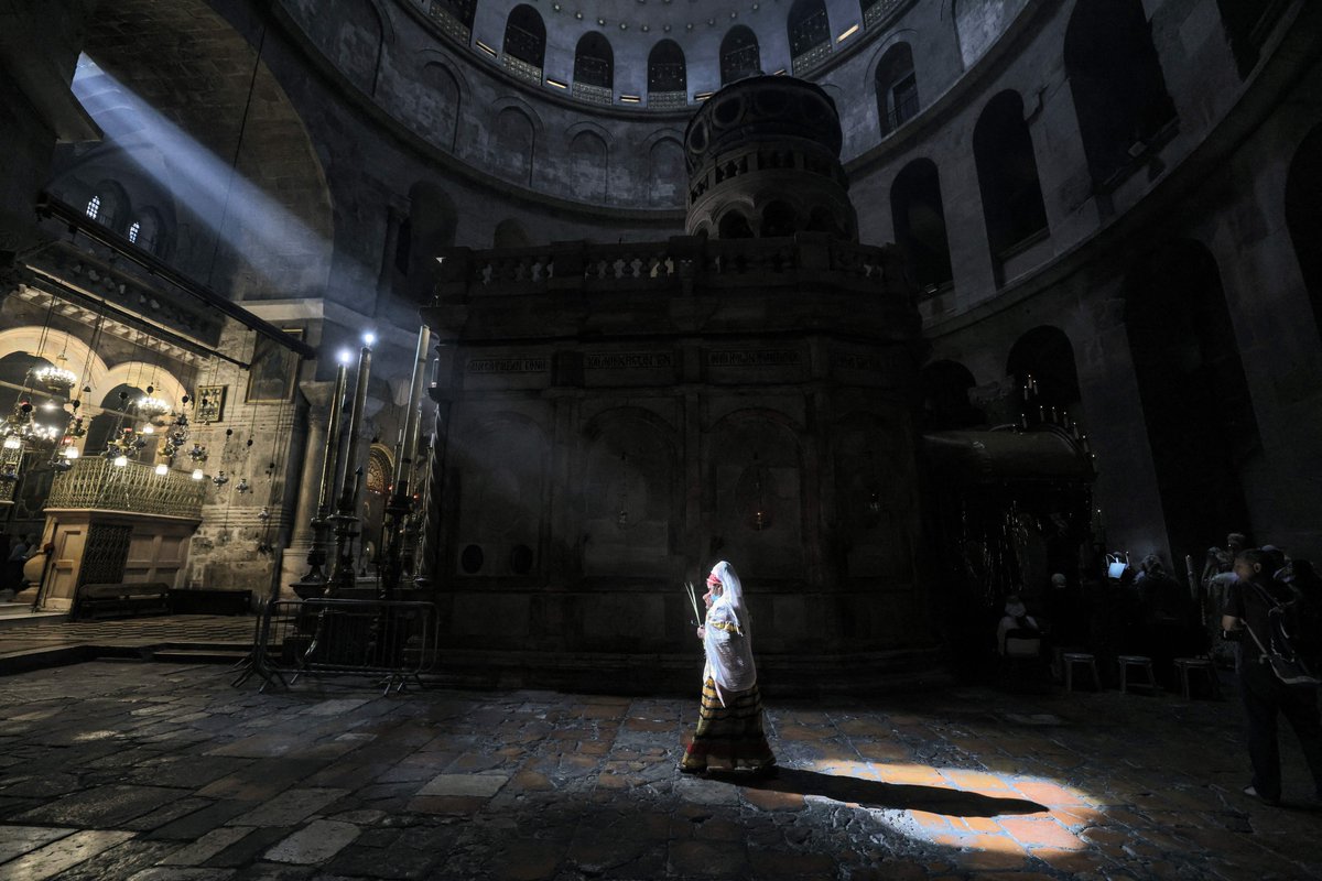 Wow ...what a beauty!
📸 @EmmanuelDunand / @AFPphoto via @GettyImagesNews 
Ethiopian Orthodox Christian worshipper, during #PalmSunday celebrations at the Church of the Holy Sepulchre in Jerusalem. #photography