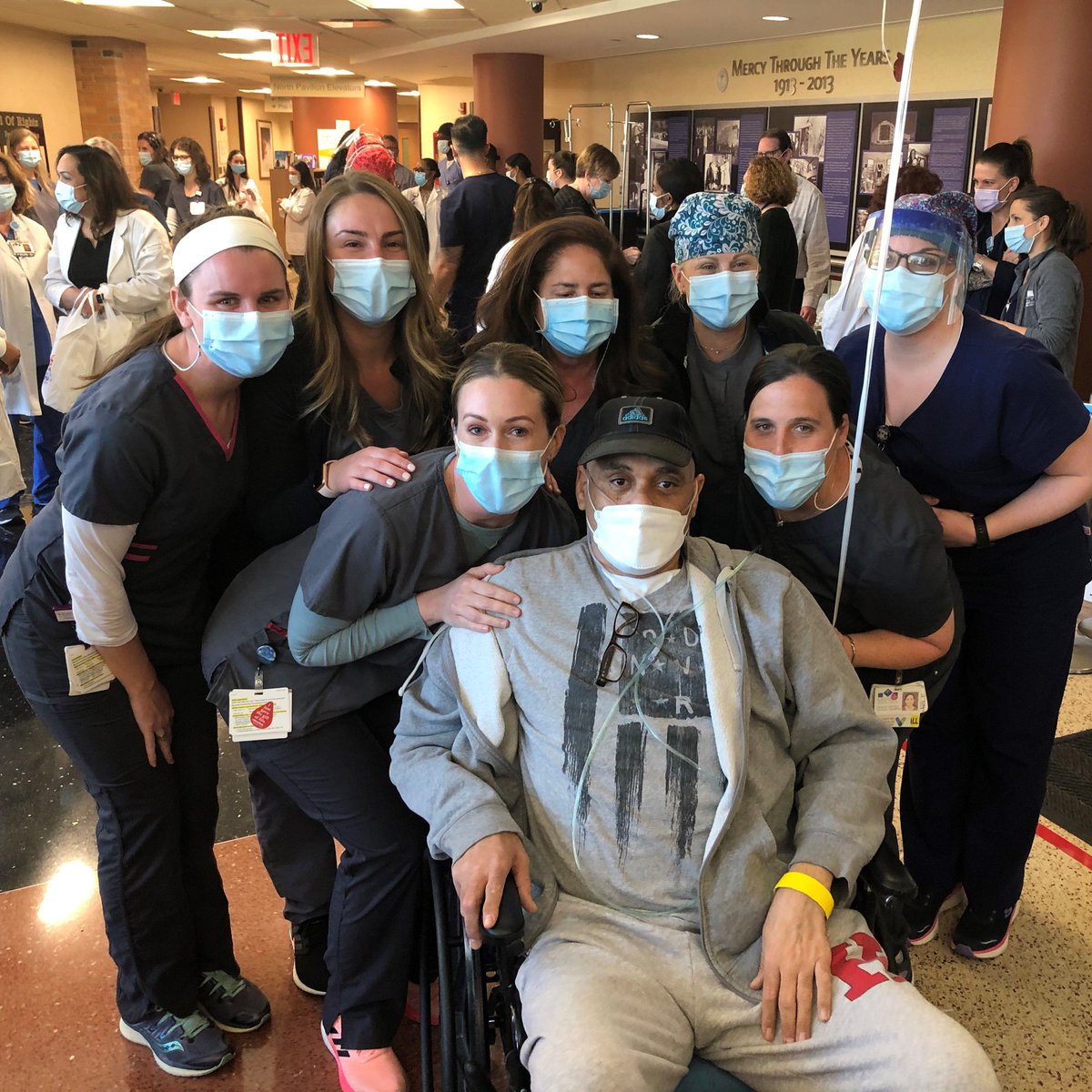 MercyHospitalLI's tweet photo. 85 days. That’s how many days 59-year-old Army veteran and Rockville Centre resident Michael Williams spent at Mercy Hospital batting COVID-19. Today, for the first time since February 1, Michael was able to trade in the FaceTime conversations for real-life chats and hugs! https://t.co/1f0LI09bQS