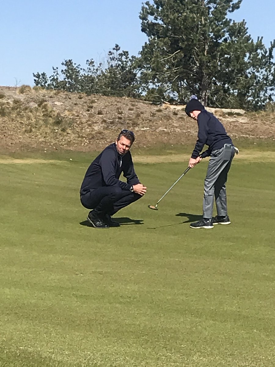 Vandaag heeft Sem ⁦<a href="/GolfTON_NL/">GolfTON</a>⁩ toernooi op ⁦<a href="/BernardusGolf/">Bernardus Wine, Golf and Memories</a>⁩ . Voor de start nog even putje op de i met put coach ⁦@mennopelk⁩ !