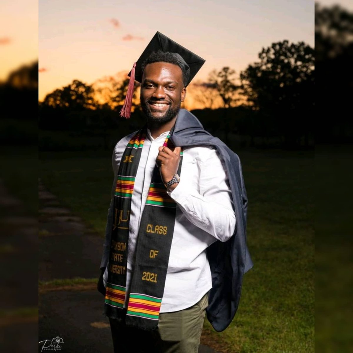 djdallyb's tweet photo. "Most of my classmates thought I was Joke Now look at their faces, I done gave them Hope"  - Gunna 🎓
📷: @ k.partee 💯
#firstgenerationcollegestudent #jsu21 #grad #graduation #graduationpictures #jsu #djdallyb https://t.co/kHWCChKbdM