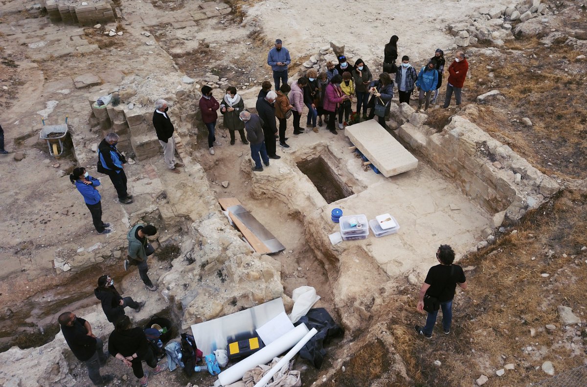 Jerònima Gort, priora: la dona que hi ha darrera la tomba descoberta a les excavacions del monestir santjoanista d'Alguaire: ub.edu/proyectomonast…
<a href="/MariaSolerSala/">Maria Soler Sala</a> <a href="/MonasticLandsc1/">Monastic Landscapes</a> #AraceliColl