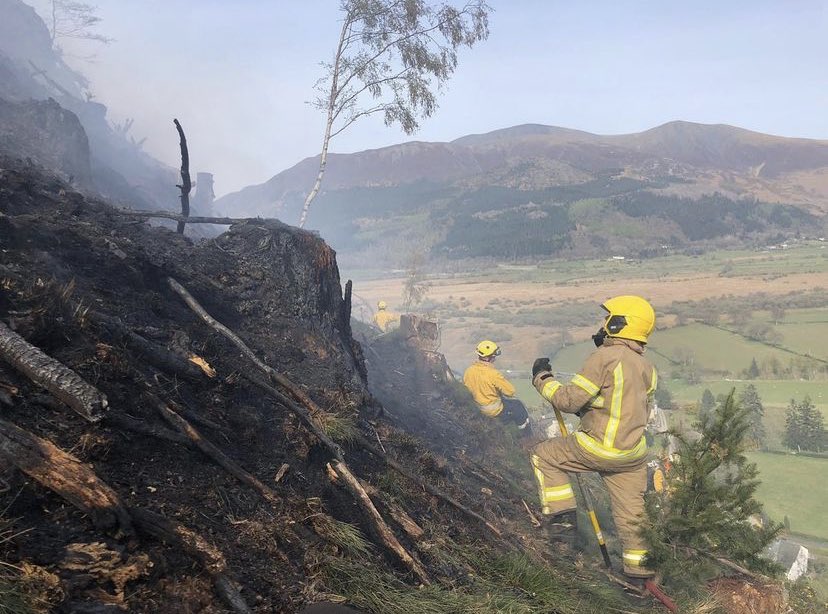 LakesPlasticCol's tweet image. Another wildfire at Thirlmere.

We’ve still had no rain.
The ground is still tinder dry.
Your BBQ or Campfire could cause scenes like this VERY quickly (whinlatter)

If you’re cold - put on another layer.
Need to cook? Buy a stove

❌🔥❌
#LakeDistrict #RespectProtectEnjoy