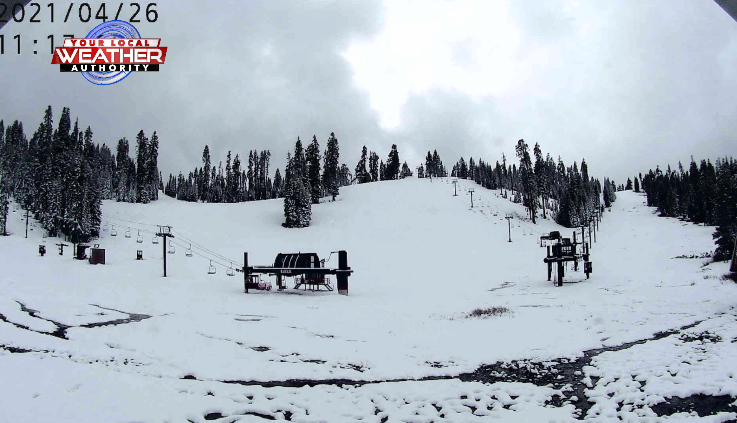 ReubenKSEE24's tweet photo. Still cold enough this midday to hold on to the snow the Sierra picked up this weekend. This is Badger Pass in @YosemiteNPS Snow will melt fast by the end of the week with summer-like heat settling on Thursday and Friday. #cawx #snow #sierra #badgerpass #yosemite https://t.co/dxMCNFmk7L