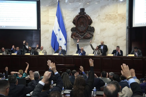 CarolinBetanco1's tweet photo. Constitución de la República de Honduras
ARTICULO 237. El período presidencial será de cuatro años y empezará el veintisiete de enero siguiente a la fecha en que se realizó la elección.
#ProyectoTemis @geovapd https://t.co/YGzpwjzD4y