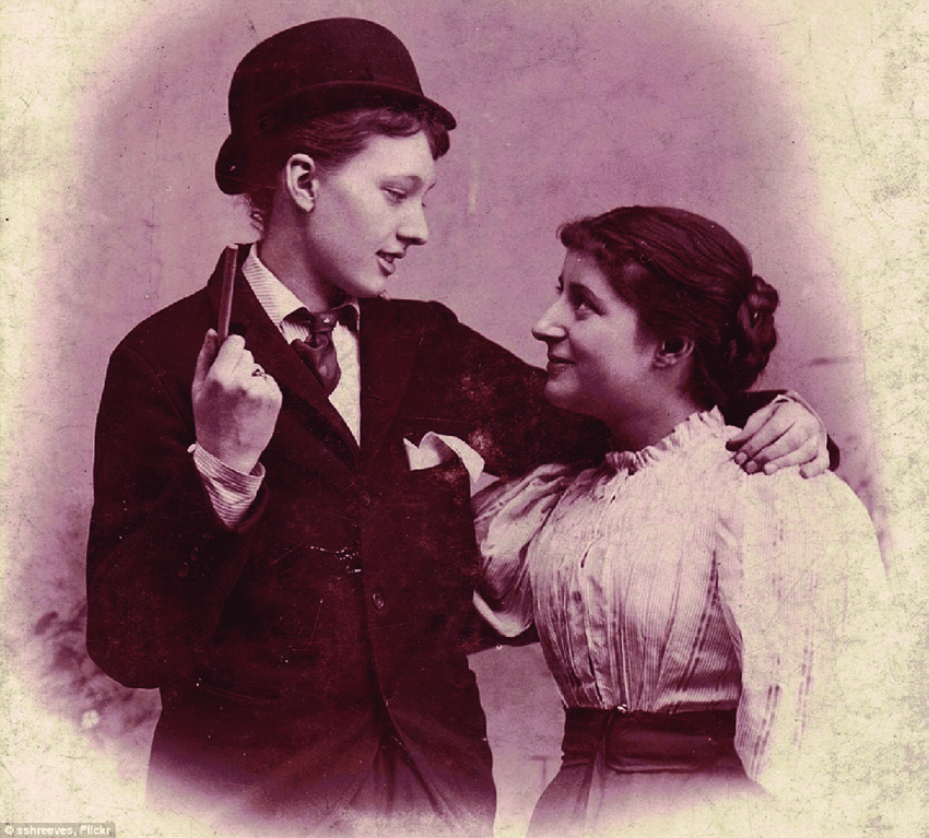 mara_stardust's tweet photo. uma thread com fotos de casais sáficos vintage em homenagem ao dia internacional da visibilidade lésbica!
.
thread w/ sapphic vintage couples in honor of the international day of lesbian visibility!

❤ &amp; 🔄= :) https://t.co/uNZyDKM119
