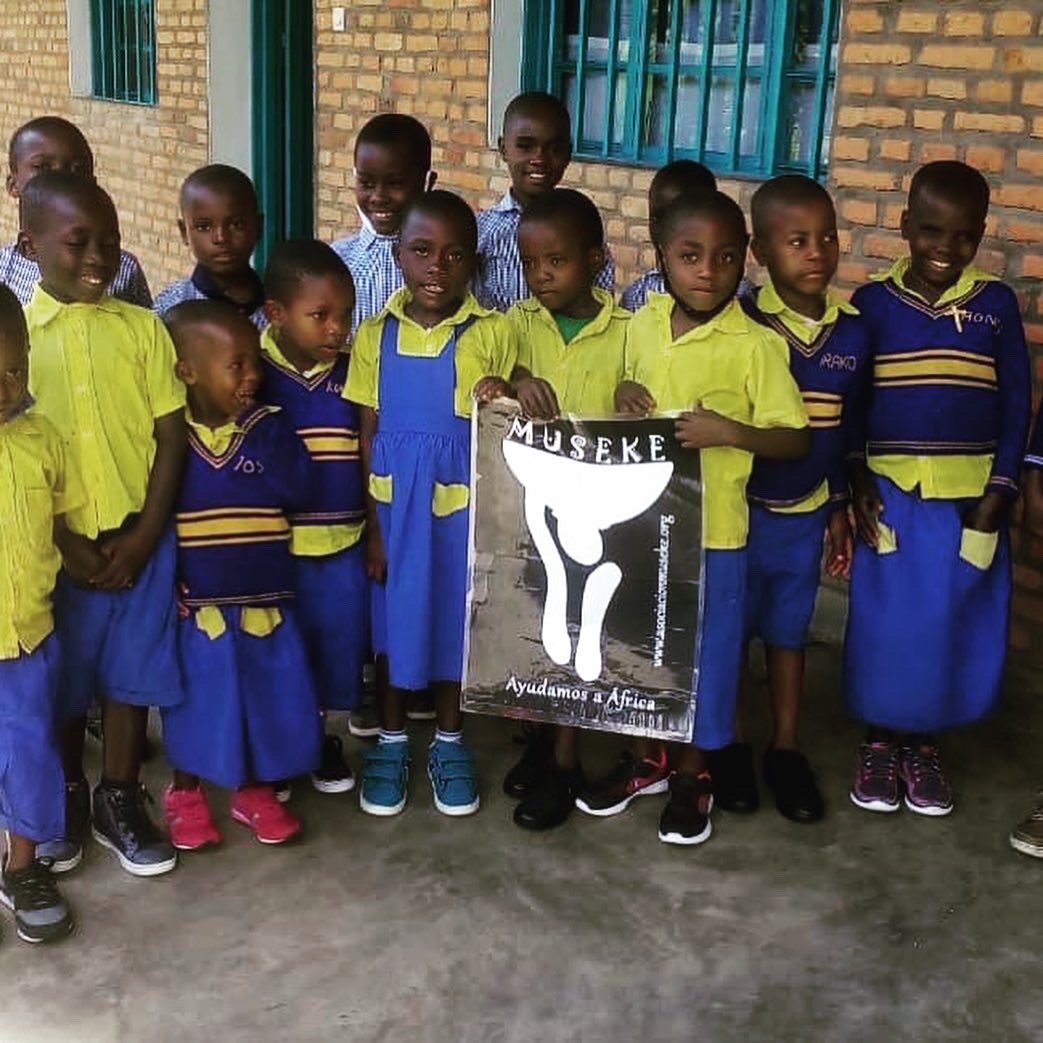 Museke_ONG's tweet photo. Nuestros niños y niñas de Museke que están cursando “Educación Infantil” han recibido zapatos nuevos !! Muchas gracias ❤️❤️ Murakoze cyane !  🇷🇼 https://t.co/w8OTA2VK2l