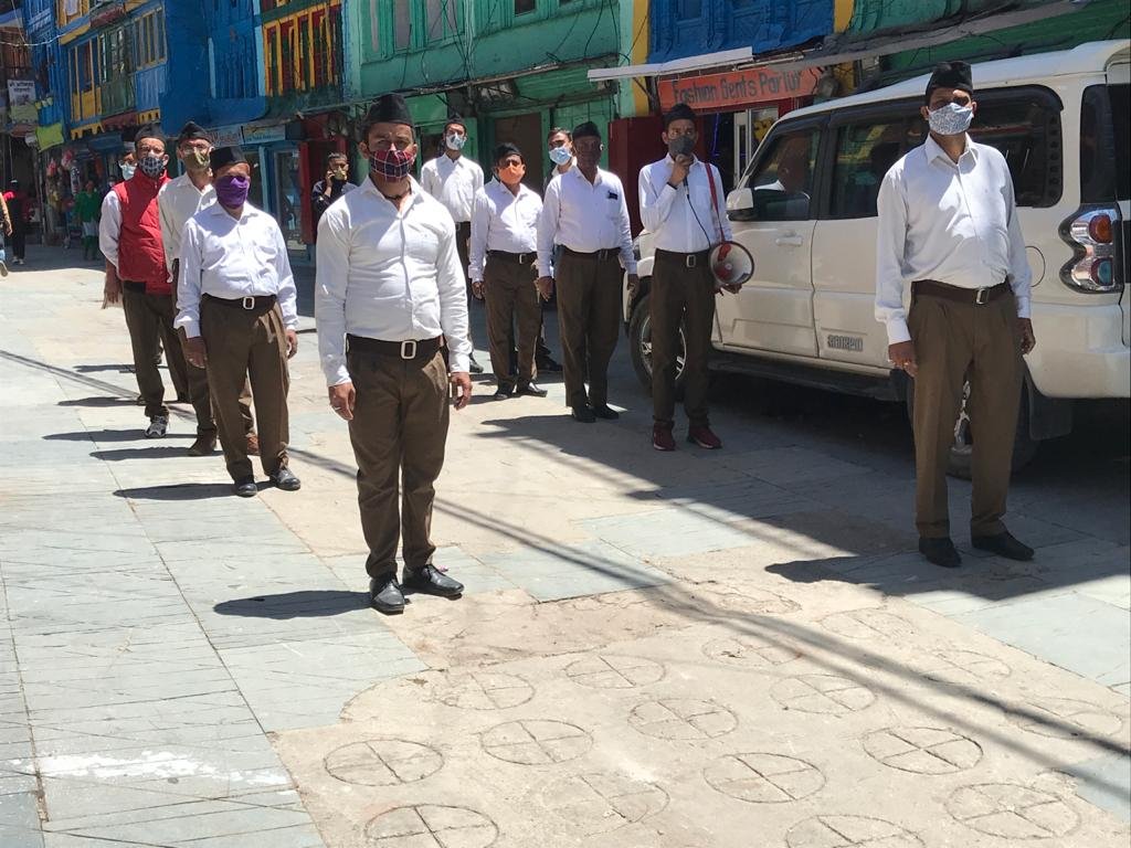 SewaGatha's tweet photo. अल्मोड़ा उत्तराखंड सुदूर पहाड़ी क्षेत्रों में भी जन जागरण में लगे स्वयंसेवक #CovidHelp #Sewadoot #Seva4Society https://t.co/xEPRzCG7sx