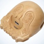 ただのシールだった。USBを挿せる新手の木魚かと思いワクワクしてたのに。