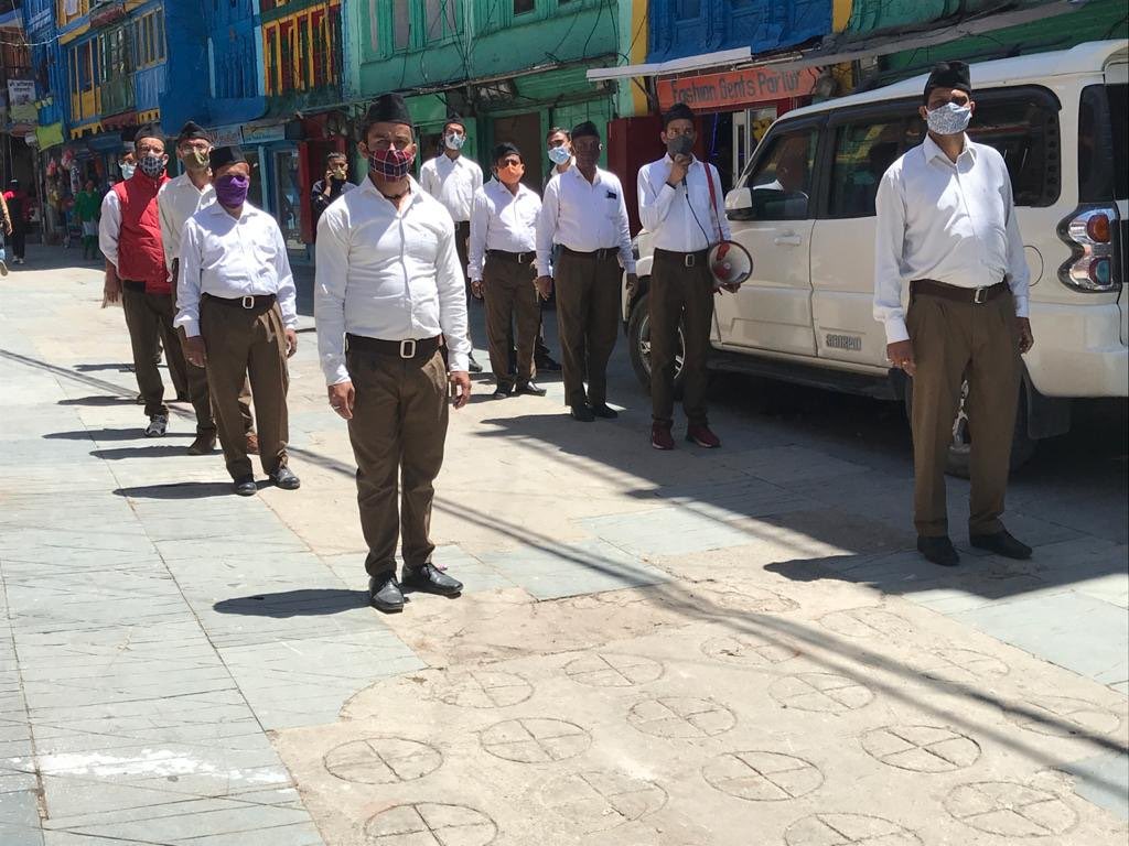 friendsofrss's tweet photo. RSS volunteers are spreading awareness about #COVID19 and Vaccination program in Almora, Uttarakhand. https://t.co/0TkdJXl09t