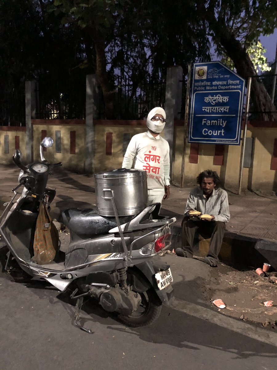 Silent service, I spotted this Sardarji a couple of times on my walk. Quietly offering food to homeless without any fanfare. Today I requested him for a picture which he hesitatingly allowed. Huge respect for such selfless heros of the society.