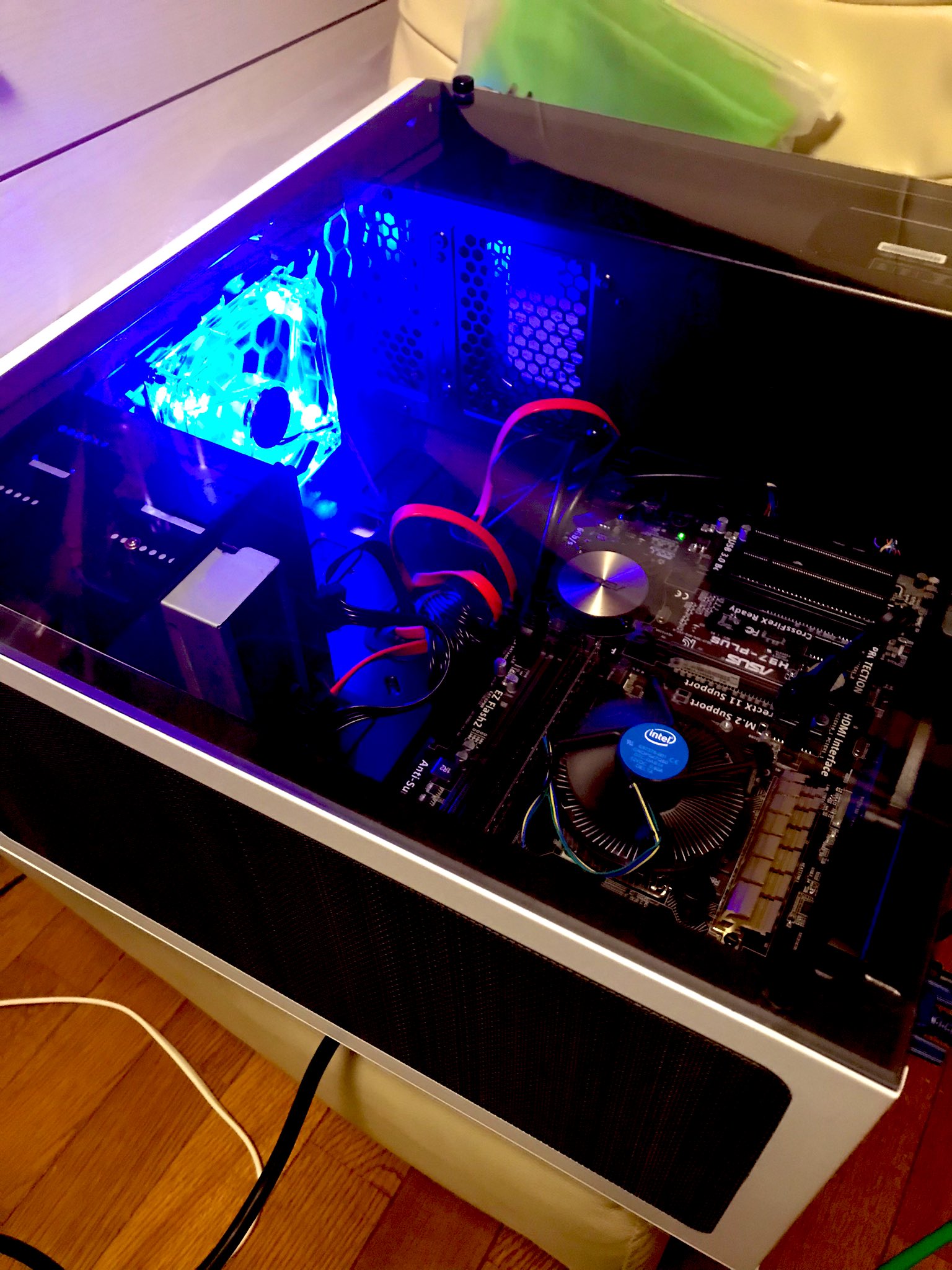 たましー せぶんずえいく 3台目起動 メインpcほぼ移植で復活金約1万5千円 とりあえず安くてメンテしやすそうなケースを4kで買って 電源も5kで購入 マザボも返金したのと同じくらいの値段のを買った Ssd化を諦めてos入ってるhddそのまま積んで Cpu