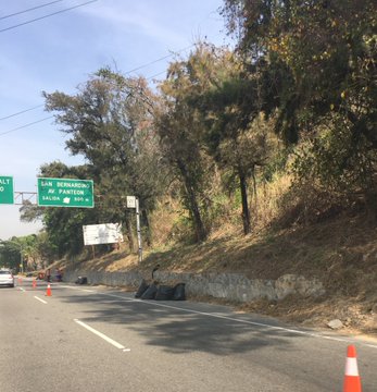 traficovv's tweet photo. Vía @ChrisAlejandro7 Cota Mil sentido Oeste a la altura de Maripérez Se realizan trabajos de limpieza y mantenimiento, solo un canal habilitado #Prudencia 10:47Am #26Abr https://t.co/ii7SRCDe4r