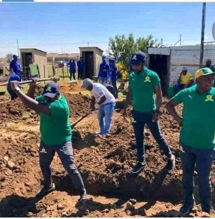 SakheleMalunga's tweet photo. I 1 2 dig more Graves for Sunclowns supporters... https://t.co/5USZZK6adk