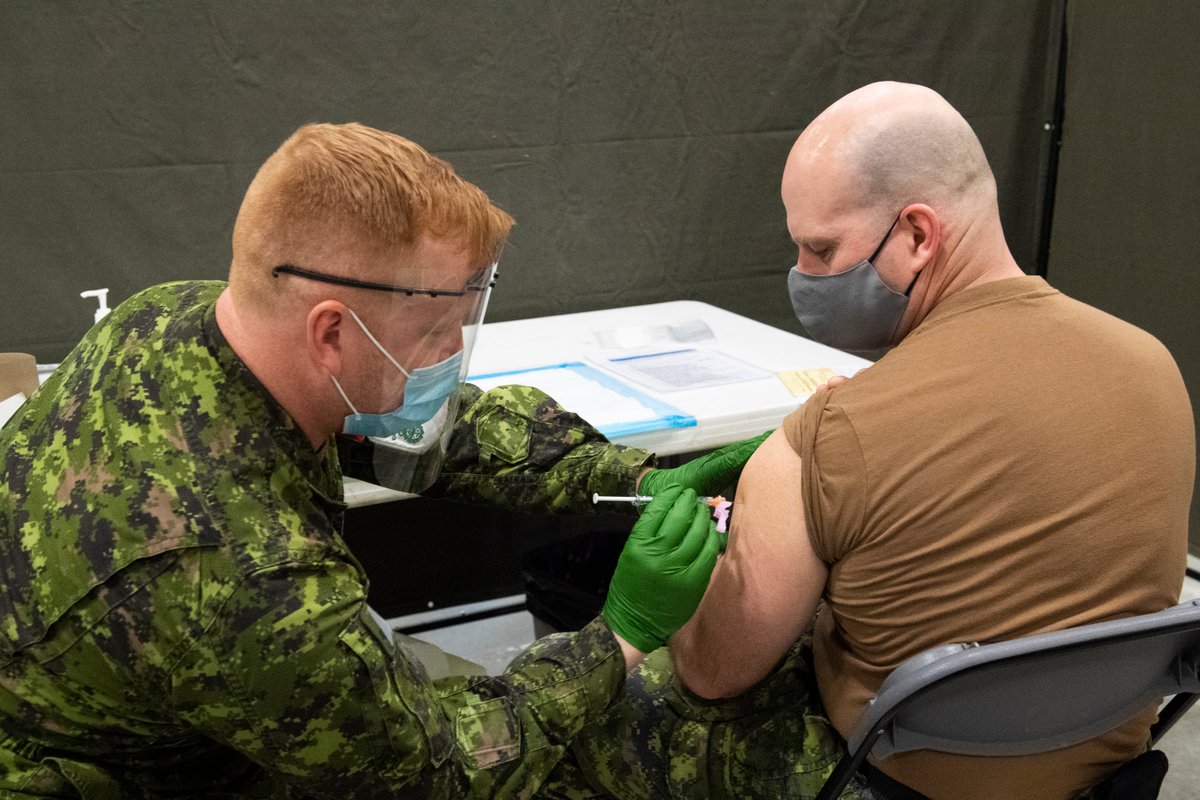 3CdnDiv3DivCA's tweet photo. La semaine dernière, l'Équipe de commandement de la #3DivCA s'est rendue à la clinique de vaccination #COVID de la BFC Edmonton pour recevoir ses premiers vaccins. Les cliniques de la base fonctionnent maintenant pour les membres de l'#UneÉquipe3DivCA dans tout l'ouest du Canada. https://t.co/1kE9ju98tP