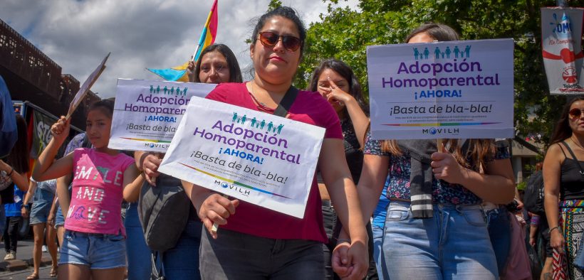 Adopción homoparental y derechos trans alcanzan sus apoyos ciudadanos más altos en la Encuesta Cadem. El 63% apoya la adopción; el 74%, el matrimonio igualitario y el 73%, el derecho a cambiar el nombre y sexo legal./  ¡El Estado indolente, en grave deuda! movilh.cl/la-adopcion-ho…