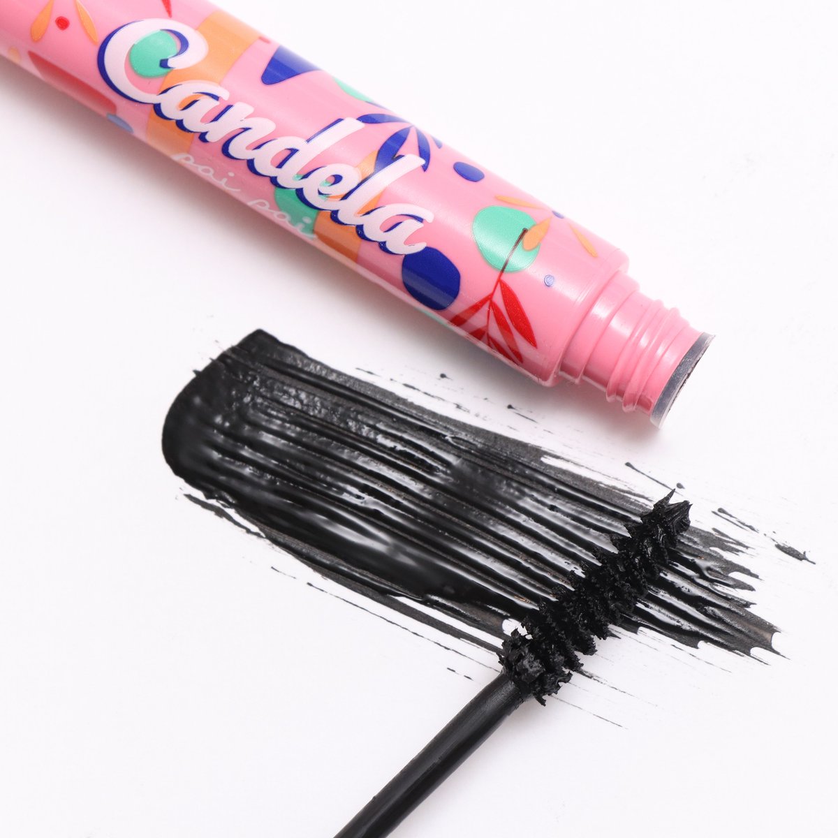 Candela es una máscara de pestañas color negro intenso que alarga y levanta las pestañas creando un efecto lifting que dura todo el día. 🤭 Su fórmula es resistente al agua 💧