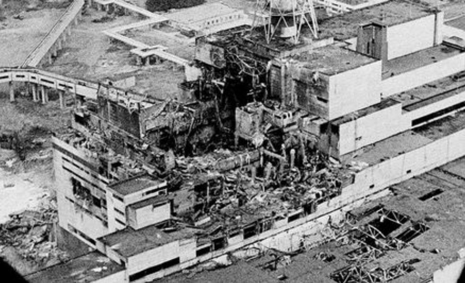 Mediavenir's tweet photo. ☢️ Histoire : il y a 35 ans, le 26 avril 1986, à 1 h 23, le réacteur numéro 4 de la centrale de #Tchernobyl, explosait au cours d’un test de sûreté. 600.000 "liquidateurs" ont été dépêchés en 4 ans sur les lieux de l’accident avec une faible, voire aucune protection. https://t.co/cEP95qwzaa