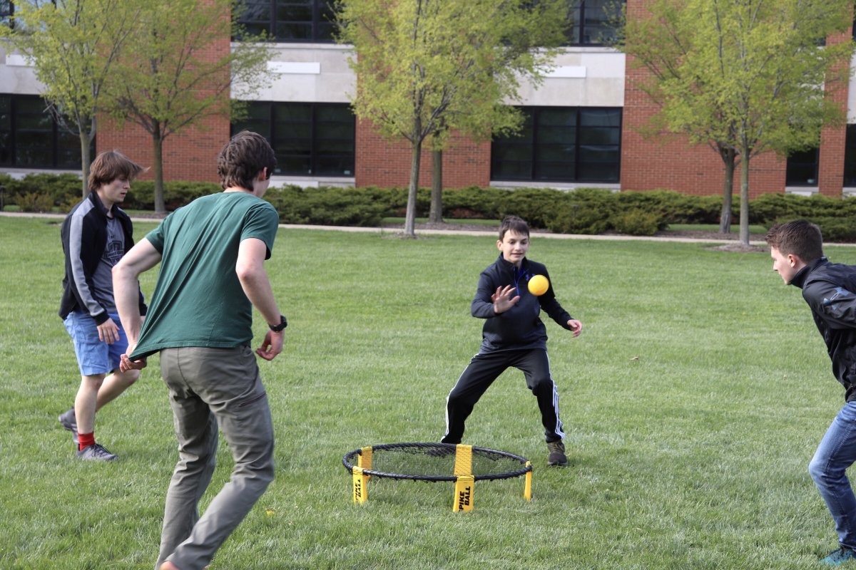 TaylorCSE's tweet photo. TWEET (Taylor Women Engaging in Engineering and Technology) served pizza and set up games for a fun and relaxing hangout this past Friday evening. Students got the chance to meet many of their professors’ families who also came along!

#TaylorCSE

https://t.co/qsLY9Z4L3x https://t.co/AGKkUnTYQi