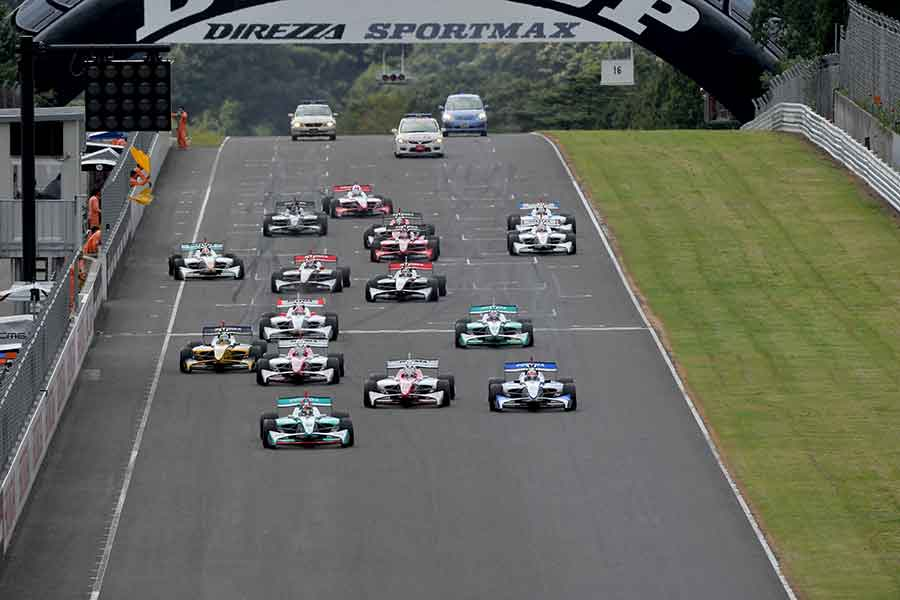 fnippon_verse's tweet photo. Hoje em Sportsland SUGO!
Corrida muito atrasada por conta de problemas técnicos, mas ainda assim muito esperada!
A briga pelo campeonato está bem acirrada, com três pilotos brigando pau a pau pelo título. Quem leva a corrida aqui? https://t.co/nPOBFkoHR4