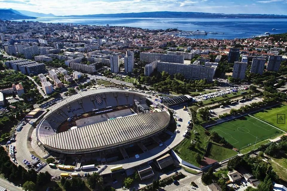 The Sweeper on X: 𝗦𝘁𝗮𝗱𝗶𝘂𝗺 𝗦𝗽𝗼𝘁𝗹𝗶𝗴𝗵𝘁 🇭🇷 Stadion Poljud,  Split, Croatia Hajduk Split's seafront home since 1979 is known for its  grand seashell design. Built to host the Mediterranean Games, the 34,198