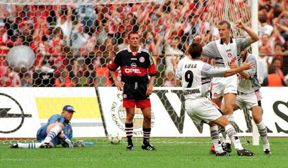 Alors que le score est toujours nul et vierge à 10 minutes de la fin, Bixente Lizarazu est coupable d’une faute sur Marco Reich. Ciriaco Sforza se charge du coup-franc et trouve la tête de Michael Schjönberg. Oliver Kahn est battu, le défenseur danois ouvre le score.