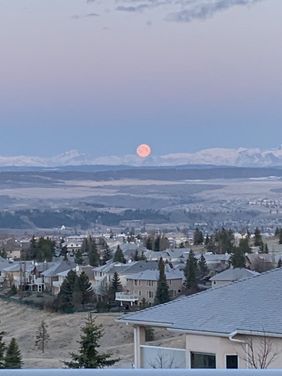 shirleyost's tweet photo. ⁦@CTVdavidspence⁩ , the morning moon @ Cochrane.  Shirley https://t.co/AHbEw4d15r