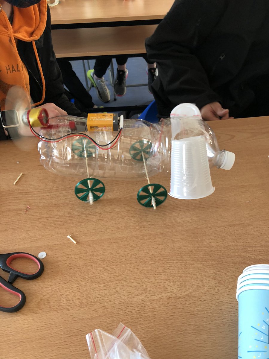 2nd year students learned about motors in STEAM today and made really creative zoobots! @MCreateInnovate <a href="/BelmayneEtss/">Belmayne ETSS</a>