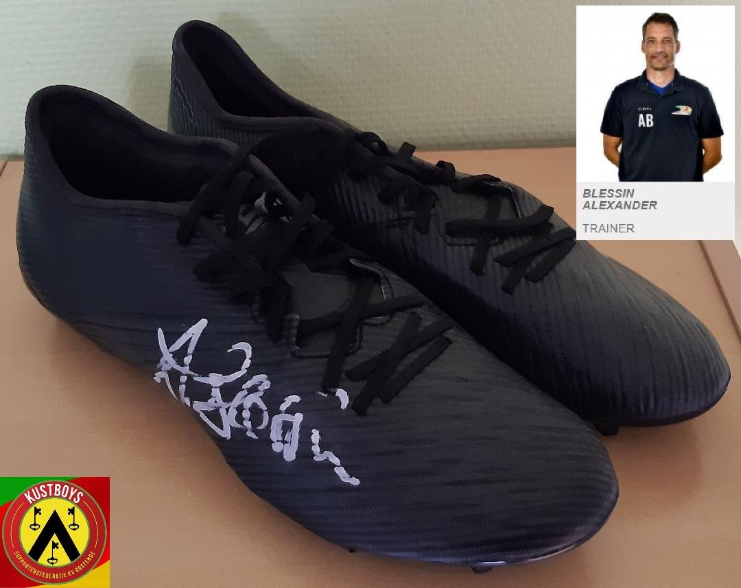 kustboy_peter's tweet photo. Voor zij die de @KustboysKVO een warm hart toedragen, aarzel niet en doe een bod via onze webshop op deze collector items van @AlBl73 onze toptrainer en van #ostendboy Brecht Capon. De opbrengst zal gebruikt worden om de supportersbeleving te verbeteren @kvoostende https://t.co/pIibZRPNgG