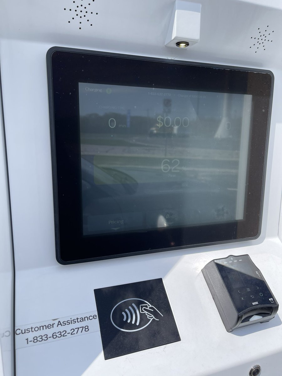 jacecraftmiller's tweet image. Pulled up. Plugged in. Charge started in under 30 seconds. Flawless. Starting at a high SoC...didn’t need to stop but figured I’d do a bit of quick testing. Plug &amp;amp; Charge is awesome. 0 complaints. #MustangMachE #Ford