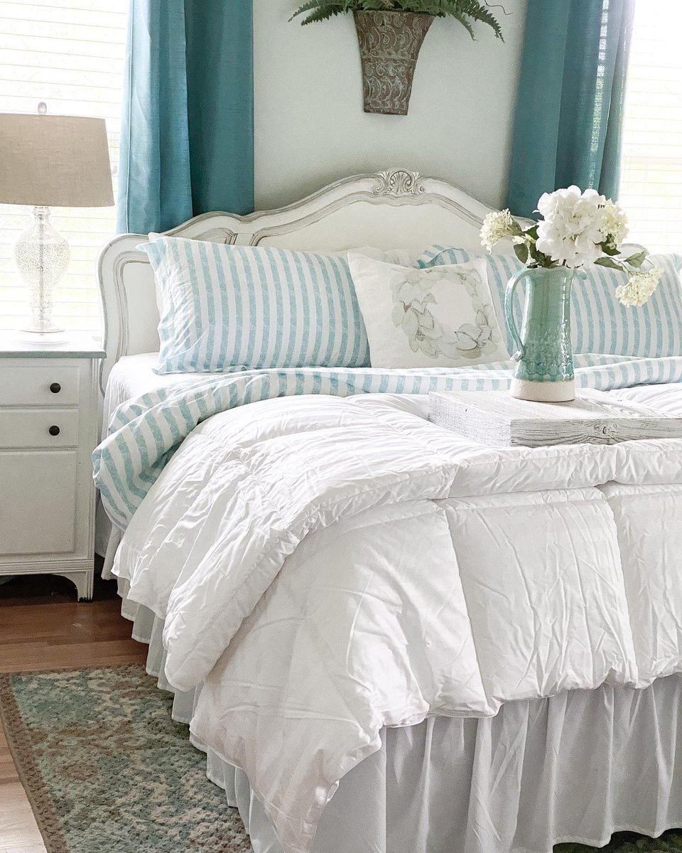 DOWNLITE's tweet image. You deserve to make your bed (and work from home 'rest station') the best it can be.

Thx to @aheartfulhome for sharing our Stearns &amp;amp; Foster PrimaCool down alternative comforter. Now with Antimicrobial &amp;amp; Scotchguard protection!

#stearns #stearnsandfoster #primacool #downlite