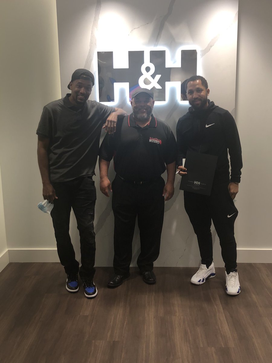 KYFUTURESTARS's tweet photo. Closing Day!! Closing day is always a blessing but even more so when you have helped family!! Congratulations and Thank you to Brandon Smith and Adrian Tillman on the sale of their property and allowing me to assist! #HughesTeam of #RichardDeanRealty #Closed https://t.co/4aSVQmbhgu
