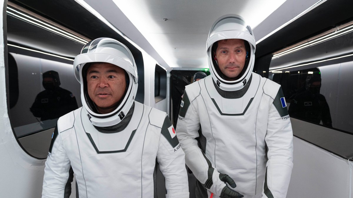Aki et moi marchant vers notre Dragon, juste avant le décollage. Les équipiers @Spacex ont fait un boulot formidable. On a l’air déterminés (c’était le cas !) et peut-être un peu tristes de quitter la Terre et nos proches… ou simplement fatigués, la nuit avait été très courte 😉