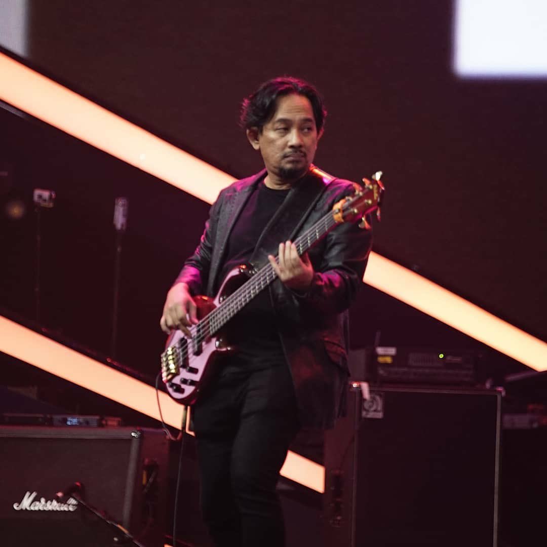 OfficialRCTI's tweet photo. Spesial performance dari Ungu band bawakan lagu Bayang Sendu. Siapa yang jadi nostalgia nih?

Yuk, raih #RejekiDepanMata dengan perbanyak transaksi kamu. Download MySmartfren sekarang!
#IdolAnewChapter
#HomeofTheIdols
#NonstopJadiIdola
#RejekiWow https://t.co/6bNECZiBDE
