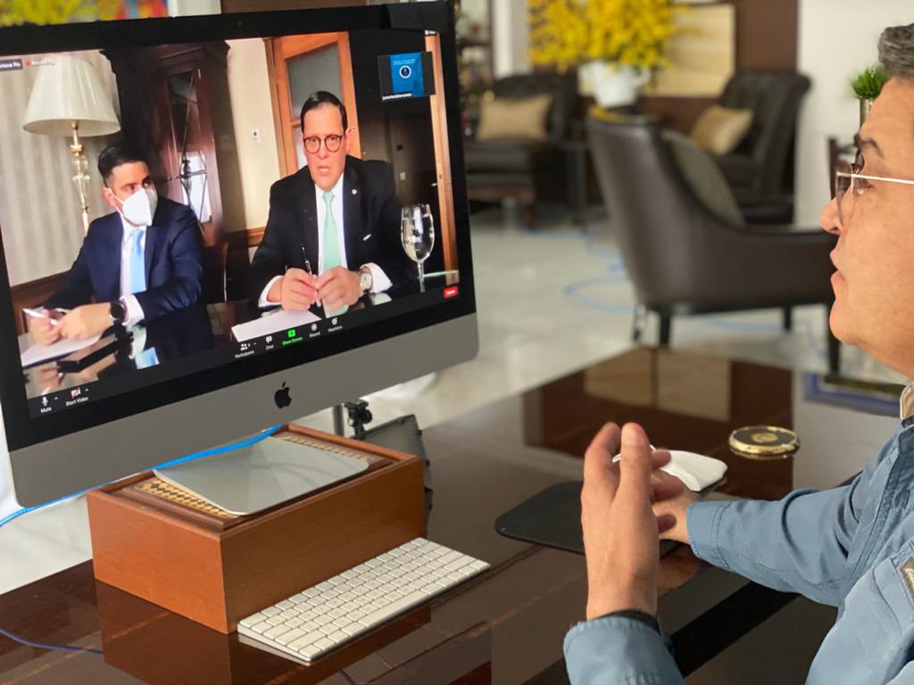 El Canciller Lisandro Rosales me acaba de informar de su reunión con su similar de Rusia 🇷🇺, Sergey Lavrov. 
Anunciaron que a finales de esta semana llega a 𝐇𝐨𝐧𝐝𝐮𝐫𝐚𝐬 el primer lote de 40 mil vacunas💉Sputnik V.