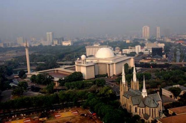 azerbaijcn's tweet photo. Istiqlal dan Katedral
Alquran dan Alkitab
Tasbih dan Rosario
"Seperti Istiqlal dan Katedral, aku dan kamu ditakdirkan berhadapan bukan berdampingan" https://t.co/N6124RGqxa