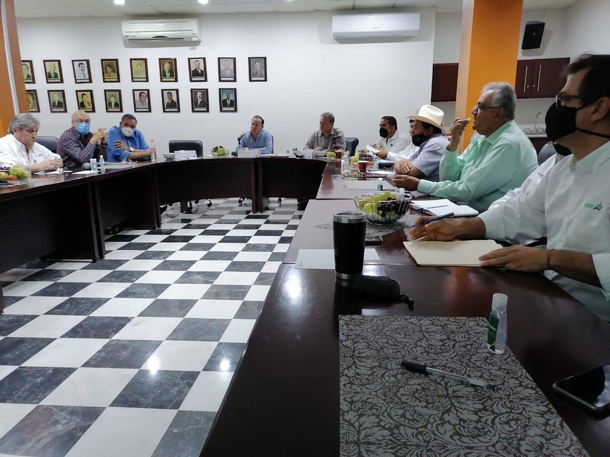 #CaadesInforma 

En estos momentos, una muy importante reunión entre el Presidente de CAADES, <a href="/Gustavo_rojop/">Gustavo Rojo</a> y dirigentes de las Asociaciones de Agricultores, con el Presidente del <a href="/CNAgropecuario/">Consejo Nacional Agropecuario (CNA)</a> , Juan <a href="/CortinaGallardo/">Juan Cortina Gallardo</a> .