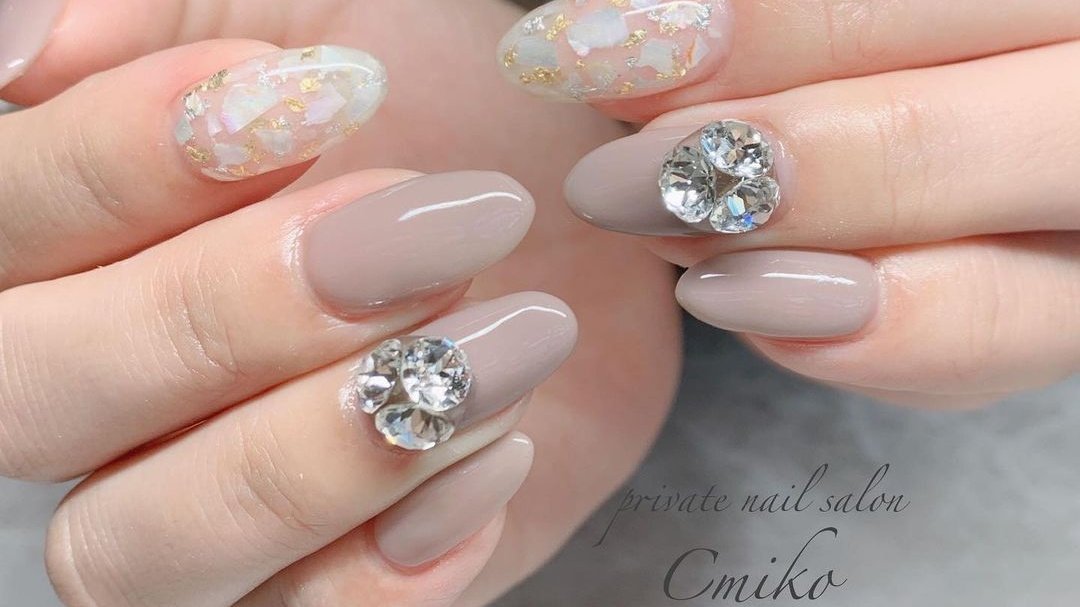 Cmiko Vカットはやっぱり可愛い グレージュカラー とても人気です ㅤ T Co Zamqi9jk3w 千葉ネイルサロン 船橋ネイルサロン 春ネイル ニュアンスネイル オフィスネイル 上品ネイル グレージュ ベージュネイル Vカットストーン シェル