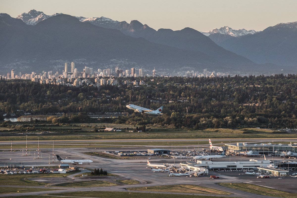We're thrilled to share that we're launching a new Innovation Hub @ YVR that will serve to connect &amp; collaborate with local businesses and our community to lead the economic recovery in B.C. Learn more: yvr.ca/en/blog/2021/c…